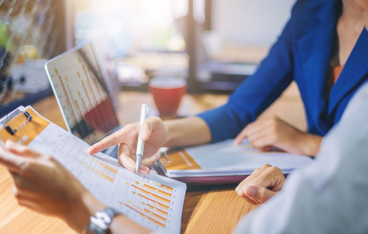 Art_4_Women_explaining_data (1) (1)